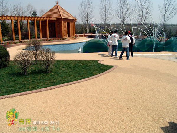 彩色透水胶粘石地坪技术亨龙经验丰富 