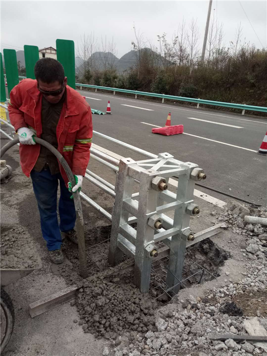 遵义高速公路活动护栏改造 