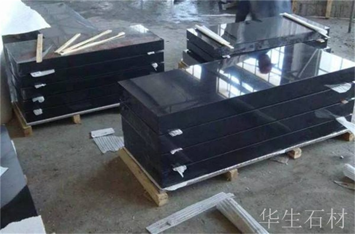 蒙古黑墓碑石1 