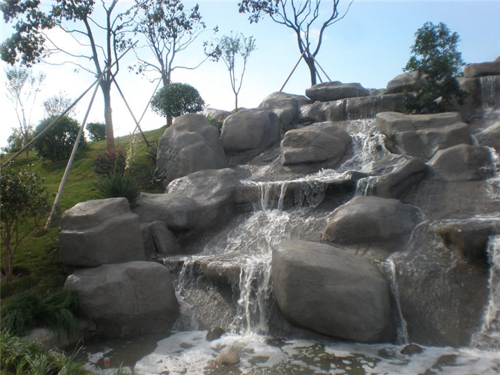 作品《上海高尔夫小型流水瀑布》