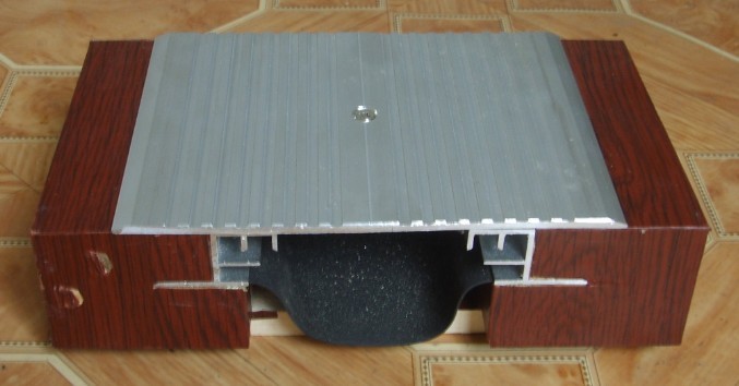 金属盖板型楼地面变形缝FM