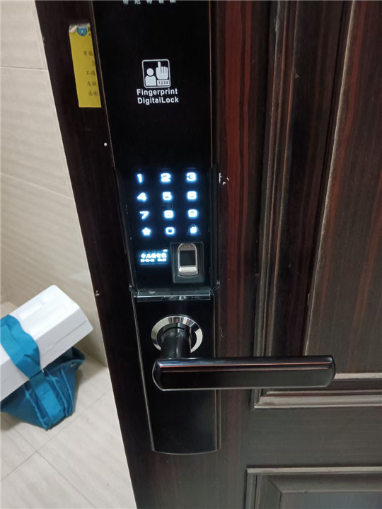 宝坻车钥匙锁在车里怎么开锁联系锁店